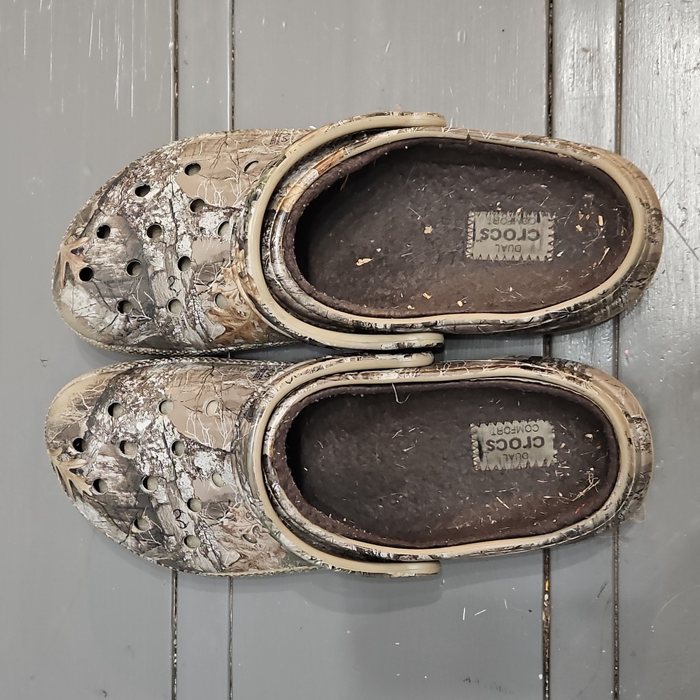 CROCS MENS Woodland Camo Slippers - Picture 2 of 4